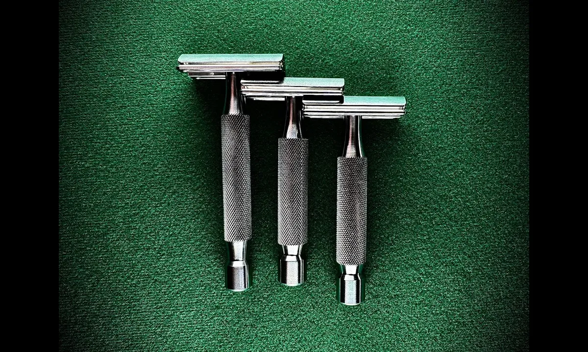 Maxwell June MJ-SX-S/H razor with hollow short handle alongside Cella Riserva Fresco soap, AKA BrushWorx Ronan's Copper Envy brush, and Captain's Choice Obsidian Copper bowl