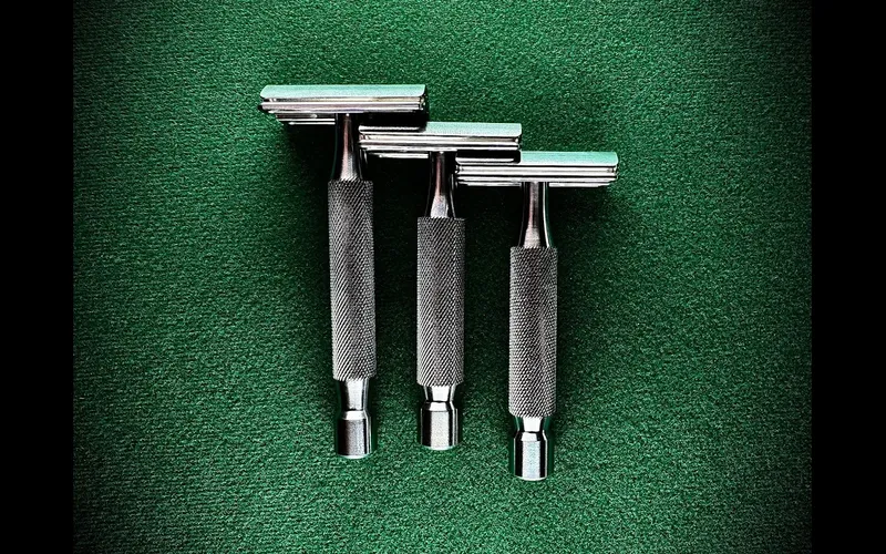 Maxwell June MJ-SX-S/H razor with hollow short handle alongside Cella Riserva Fresco soap, AKA BrushWorx Ronan's Copper Envy brush, and Captain's Choice Obsidian Copper bowl