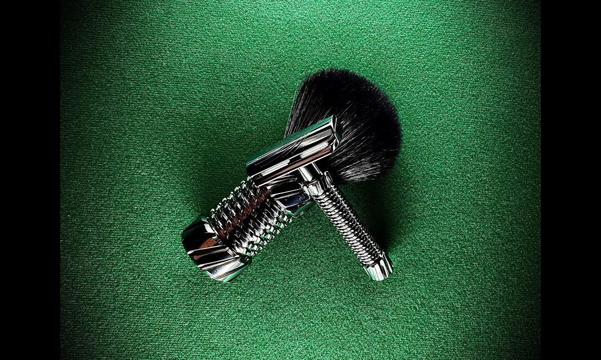 OliWorks Asteroid Ti titanium brush alongside the M3[Ti]orite razor