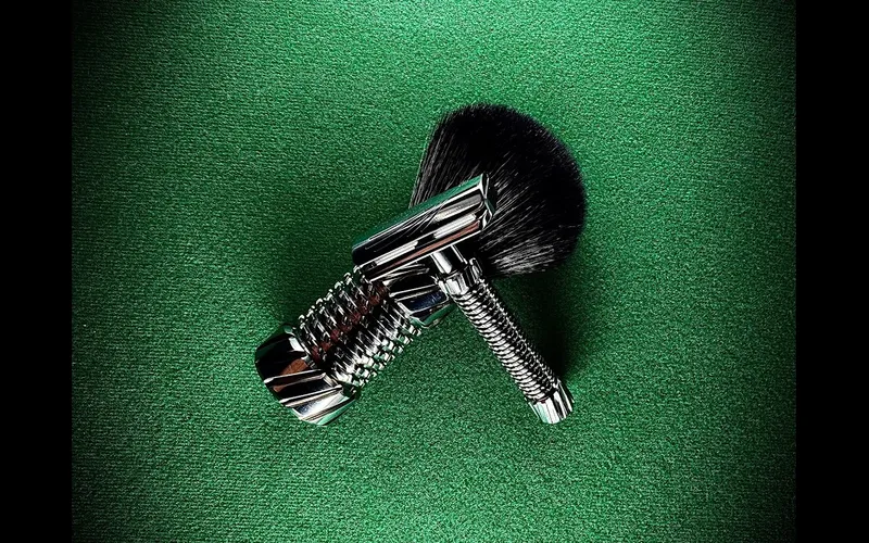 OliWorks Asteroid Ti titanium brush alongside the M3[Ti]orite razor
