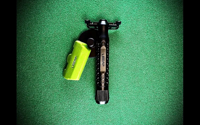 The Leaf Branch single-edge razor kit with the razor, stand, and travel cover