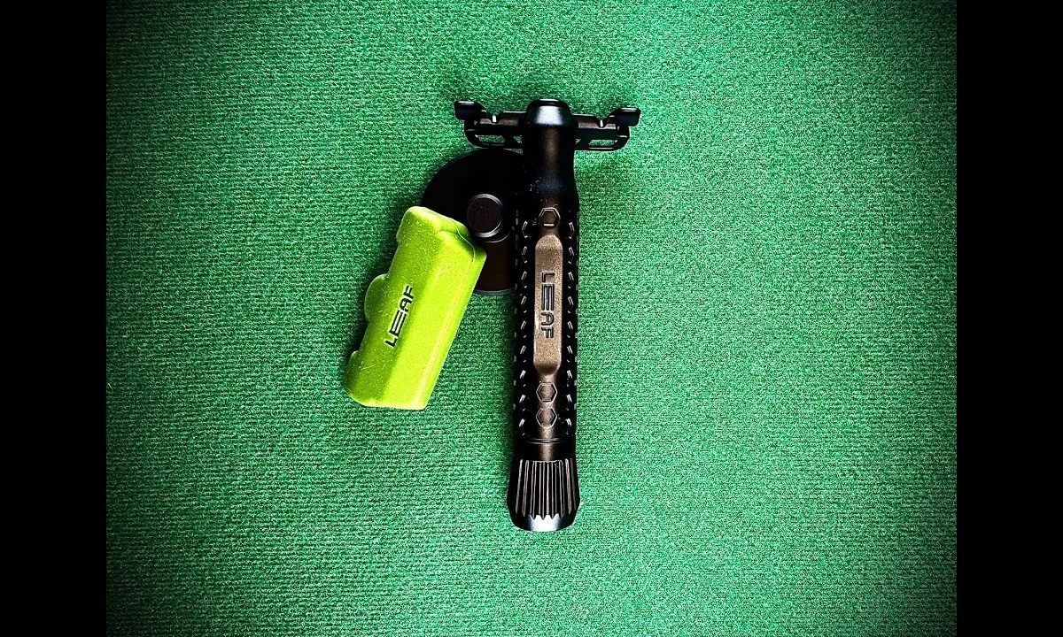 The Leaf Branch single-edge razor kit with the razor, stand, and travel cover