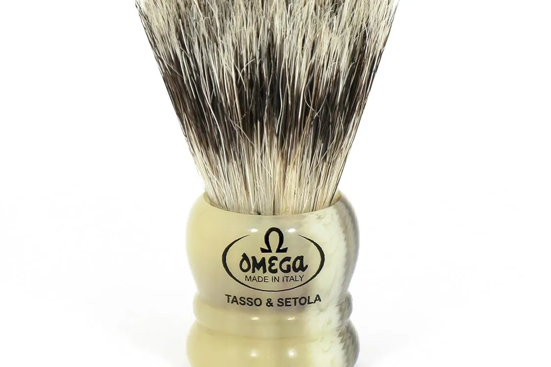 Omega Mixed Bristle Travel Brush