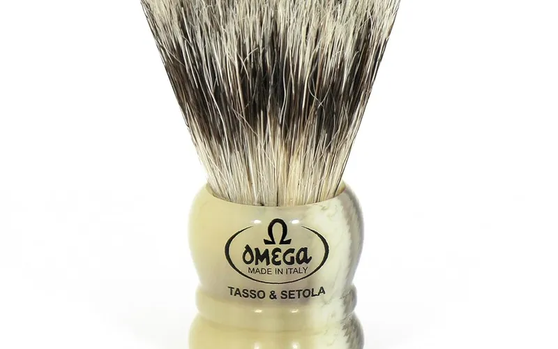 Omega Mixed Bristle Travel Brush