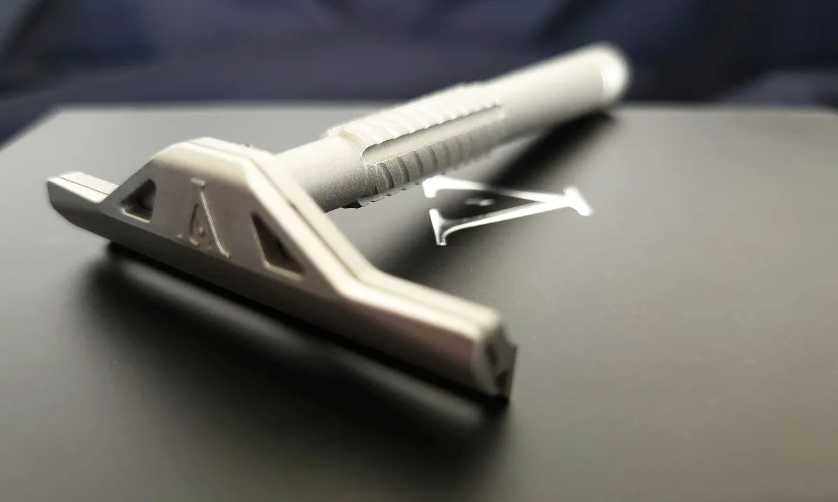 Aylsworth Atelier AC razor in satin finish