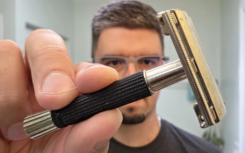 Gillette black handled Super Speed 1974 vintage razor with U1 date code, made in USA