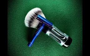 Yaqi Ghost Blur 3.0 aluminum safety razor next to its shaving kit