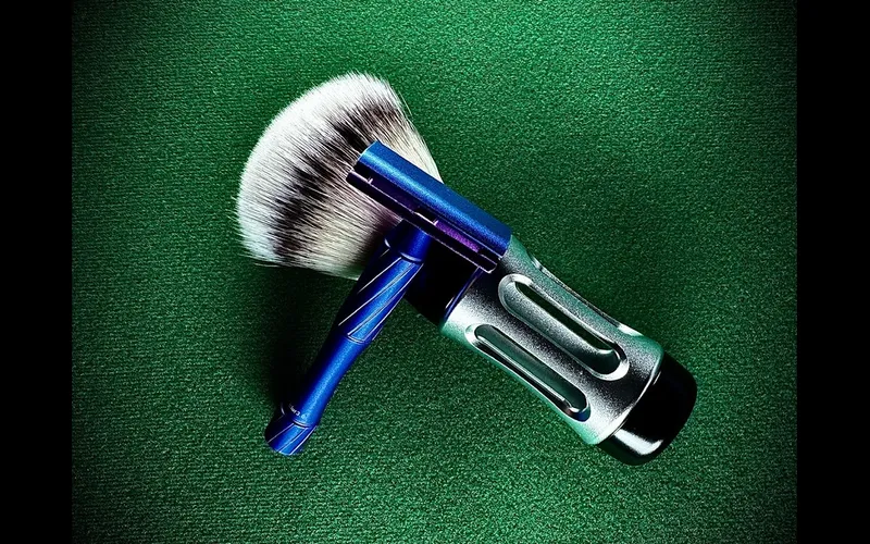 Yaqi Ghost Blur 3.0 aluminum safety razor next to its shaving kit