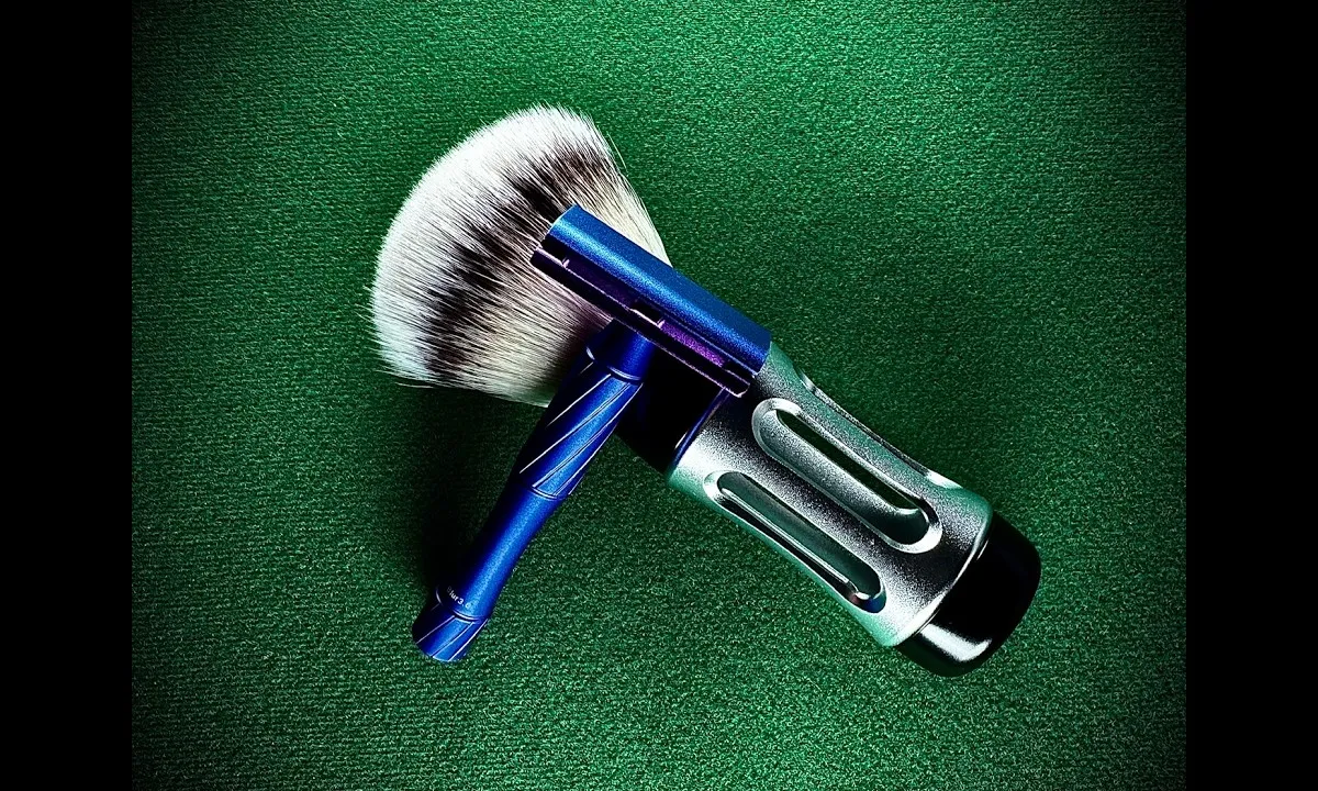 Yaqi Ghost Blur 3.0 aluminum safety razor next to its shaving kit